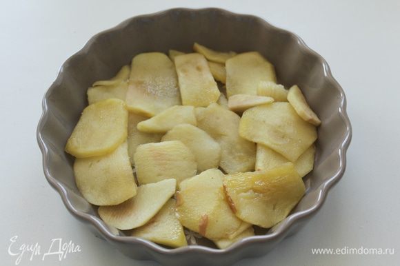 В смазанные маслом формы выкладываем яблоки.