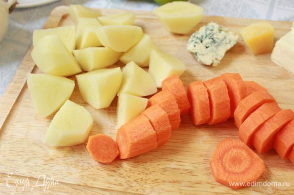 Морковь и картофель нужно почистить и нарезать. Положить в кастрюлю и варить до готовности. В процессе приготовления посолите и не забывайте снимать пену.
