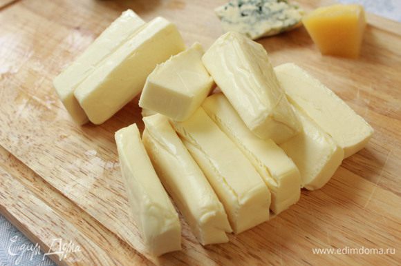 Плавленый сыр нарежьте крупными кусками.