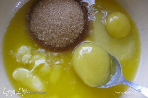 В миске смешать сливочное масло комнатной температуры, сахар, яйцо и мед. Перемешать.