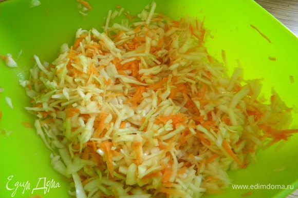 Шинкуем капусту, трём морковь, режем лук, сыплем сахар, соль, уксус и хорошо мнём, перемешиваем и оставляем на 1-2 часа.