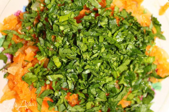 Когда овощи протушились, выложите их в глубокую миску и остудите. Петрушку мелко порубите, добавьте к моркови с луком и перемешайте.