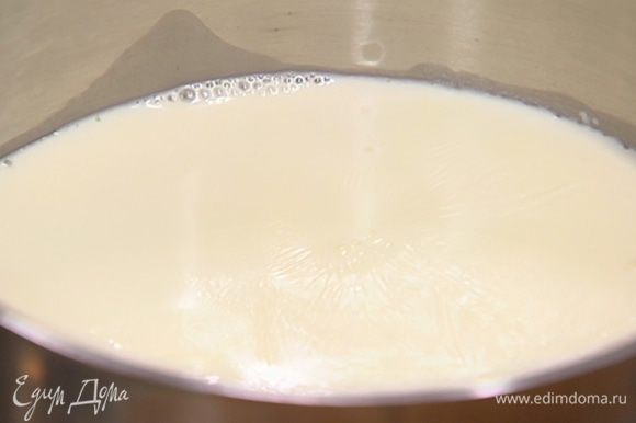 Молоко и сливки влить в кастрюлю и довести до кипения.