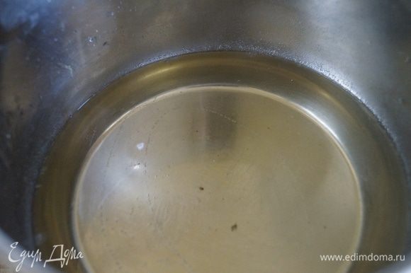Для крема: В кастрюле растопить 1/2 сахара, в воде. После чего довести до кипения.