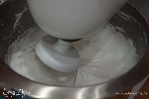Взбить белки с сахарной пудрой и ванильным сахаром в крепкую пену.