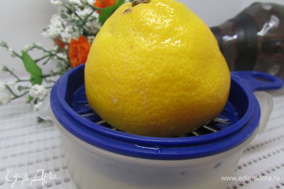 Выдавить сок из лимона.