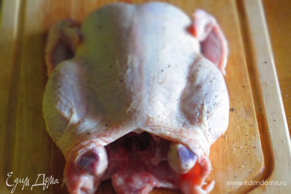Курицу вымыть,обсушить и натереть перцем и солью внутри и снаружи.