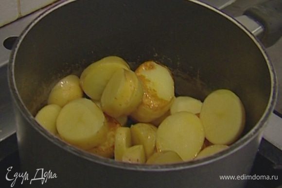 Разогреть в небольшой тяжелой кастрюле 2–3 ст. ложки оливкового масла и обжарить картофель до золотистого цвета.