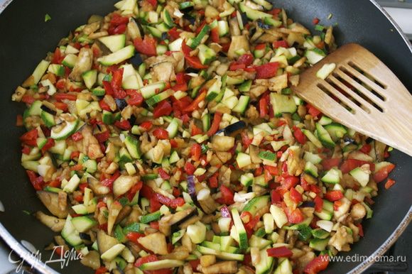 В большой сковороде разогреть оставшиеся 2 ст.л. оливкового масла и выложить овощи. Обжаривать, помешивая 2 минуты.