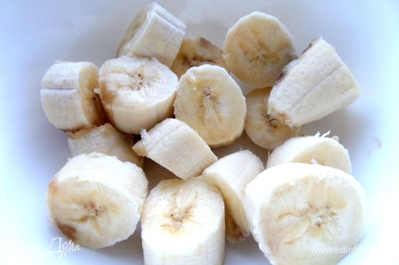 Бананы нарезать кусочками.