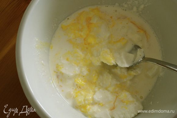 Духовку включить разогреваться на 200-210 С. Сыр рикотта протереть через сито. Размять вилкой. Добавить яичный желток и сливки (2 ст.л.). Посолить и поперчить по вкусу и как следует размешать.