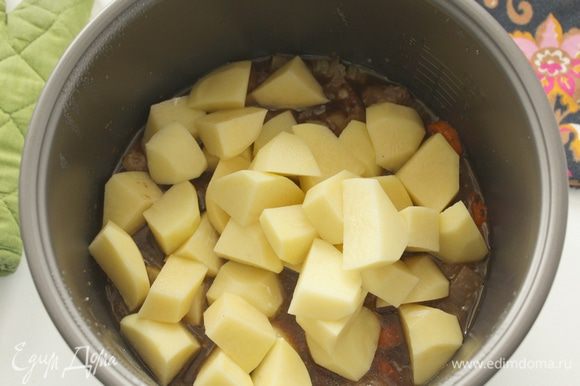 Картофель нарезать крупными кубиками, добавить к мясу.