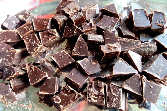 Шоколад нарезать или поломать кусками.