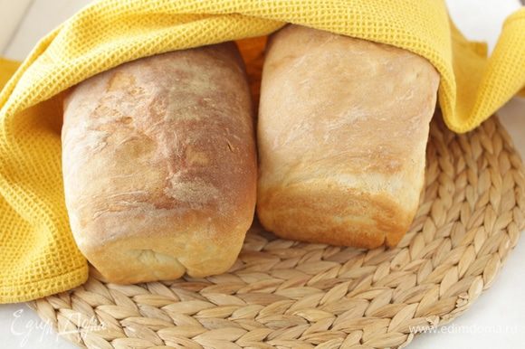 Разогреть духовку на 200 градусов. Выпекать хлеб до золотистого цвета 25-35 минут, в зависимости от размера. Остудить хлеб на решетке.