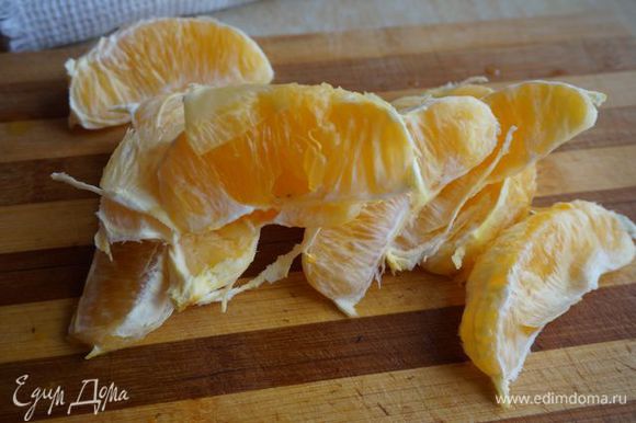 Апельсин очистить от кожуры (цедру не выбрасывайте - ей можно найти применение в пирогах, чаях, тортах...)