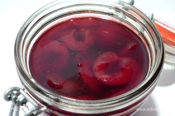 В основу данного рецепта легли уже готовые вишни в амаретто. См. http://www.edimdoma.ru/retsepty/66680-slivochnyy-desert-iz-maskarpone-s-vishnyami-amaretto