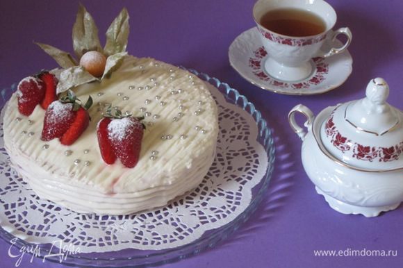 Аккуратно смазать торт кремом с маскарпоне. Украсить ягодами или фруктами. Убрать в морозильник до застывания крема.