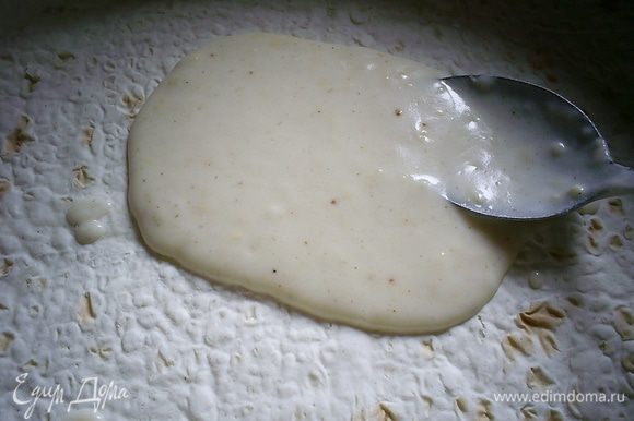 Приступаем к сборке пирога. На дно подходящей по диаметру, смазанной маслом, формы кладем лист лаваша. Смазываем лаваш соусом (примерно 2 ст.л.).