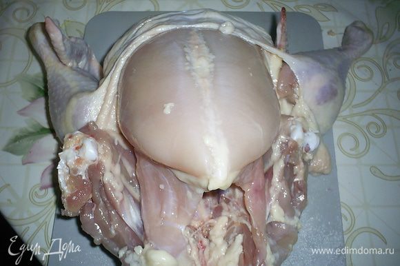 Вот так выглядит наша курочка после проделанных операций. Кожу стягиваем назад как чулок вместе с голенями. Продолжаем снимать кожу с грудки, затем переверните курицу спинкой вверх.