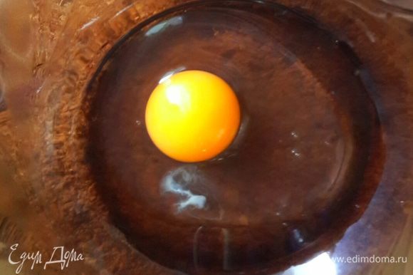 В тарелку разбить яйцо.