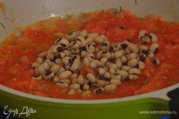 В сковороду с соусом из помидоров выложить горячую фасоль и на медленном огне прогревать несколько минут, перемешивая.