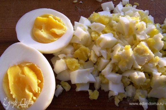 Мелко нарезаем вареные яйца, зеленый лук, укроп и добавляем к огурцам и ветчине.