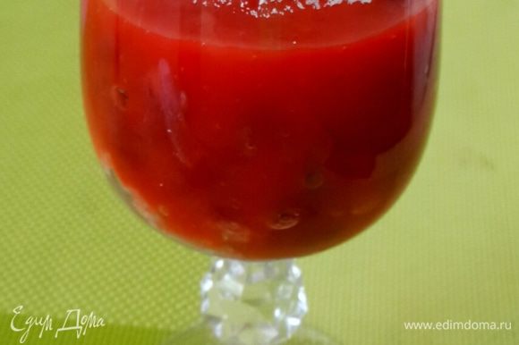 Влить сок томатный или же взять смешать в блендере томаты в собственном соку до состояния жидкого пюре.