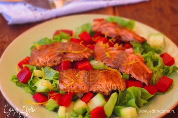 Разогреть на сковороде 1 ст.л. оливкового масла и обжарить рыбу по 5 минут с каждой стороны. Затем нарезать ломтиками и выложить на салат. Приятного аппетита:)