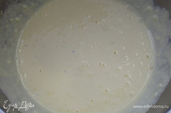 Заливка: йогурт взбить с яйцом, добавить натёртый на мелкой тёрке сыр, посолить, поперчить и хорошо перемешать.