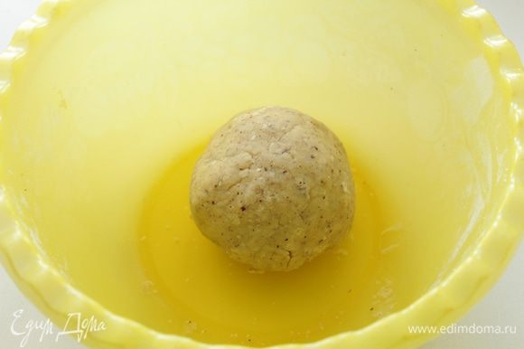 Сформировать шар, накрыть пленкой и убрать в холодильник на 30 мин.