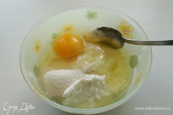 Яйцо и белок слегка взбить с сахаром, добавить рикотту, перемешать до получения однородной массы.