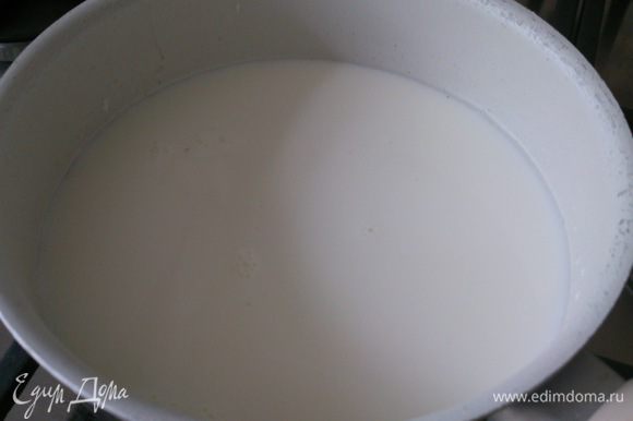 Для приготовления крема молоко вылить в кастрюлю и поставить на огонь. Всыпать сахар и довести до кипения.