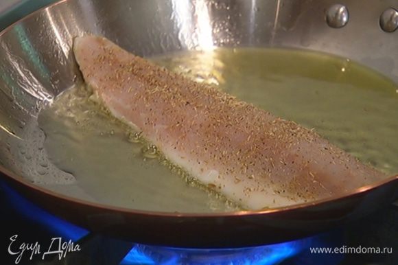 Разогреть в сковороде 1 ст. ложку оливкового масла, выложить рыбу кожей вниз и обжарить до готовности с двух сторон, затем переложить на бумажное полотенце.