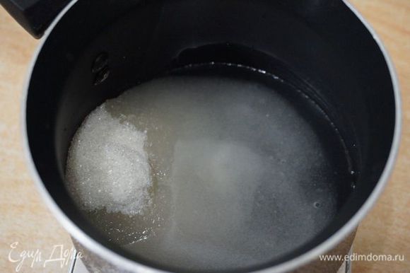 Творожный мусс. Сахар смешиваем с водой и, при постоянном помешивании варим сироп (доводим до кипения). главное, чтобы сахар растворился.