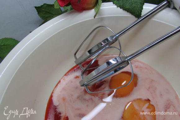 Соедините томатный сок, молоко, яйца и сахар. Затем взбейте миксером.