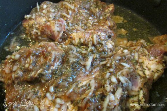 Хорошо разогрейте растительное масло на сковороде. Жарьте мясо с обеих сторон до готовности мяса.
