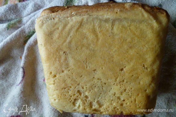 Если вы любите корочку потверже, то вынимайте хлеб сразу по окончании выпечки, если помягче, то оставьте хлеб внутри духовки до полного остывания. Вынуть хлеб из форм или снять с противня и перекладываем на бок на чистое полотенце. Сверху тоже накрыть полотенцем до полного остывания.