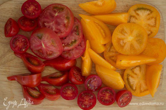 Чтобы салат смотрелся интереснее, нарежьте помидоры по разному - дольками, колечками и крупными кусками.