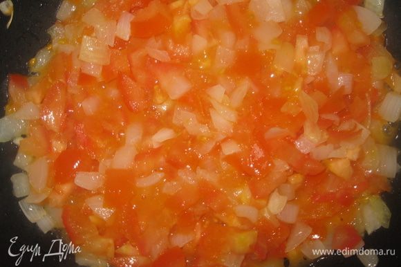 Затем добавляем мелко нарезанные или тертые на терке томаты. Солим, добавляем специи. Перемешиваем и жарим 5-7 минут.