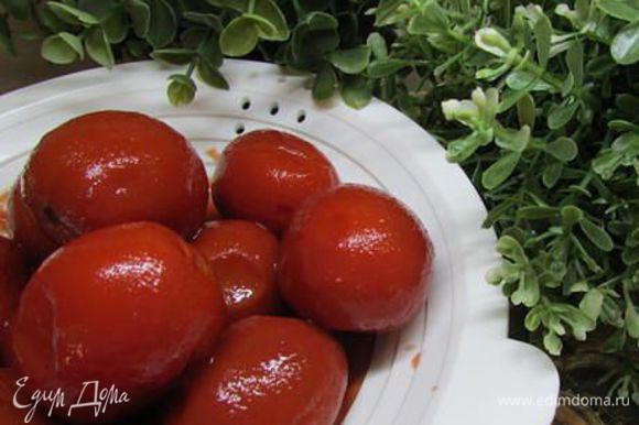 Консервированные томаты откинуть на сито для удаления лишней влаги.