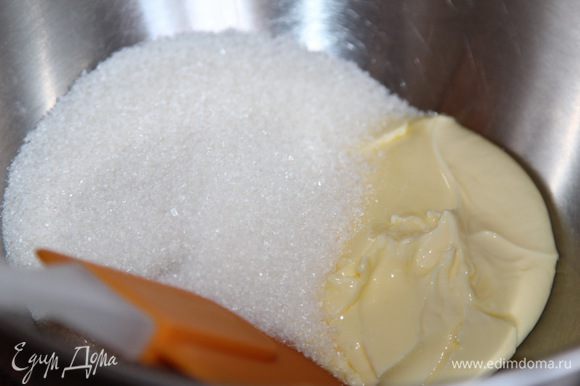 Размягченное сливочное масло соединяем с сахаром.