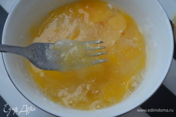 Вилкой яйца взбить с сахаром, молоком и растопленным масло.