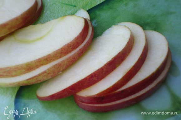 Яблоки нарезать тонкими дольками и сбрызнуть соком лимона.