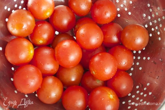 Подготовить и вымыть помидорки-черри. Для этого салата желательно выбрать томаты как можно более мелкого размера.