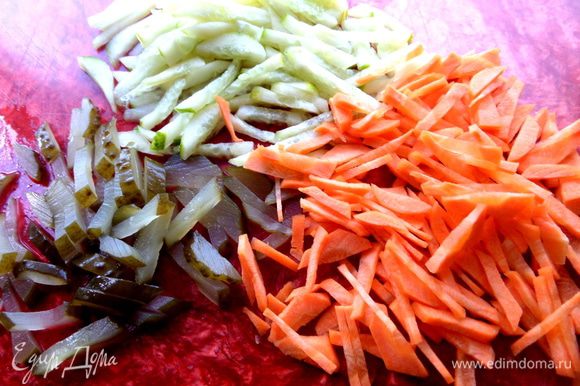 Оба вида огурцов и морковь нарезать соломкой.