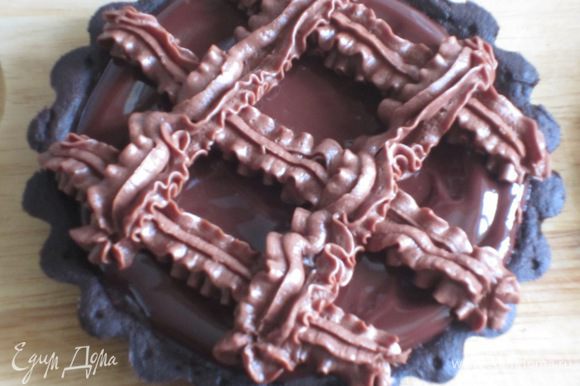 Оставшийся шоколадный крем взбить миксером и с помощью кондитерского мешка украсить тарталетки.
