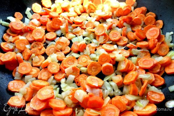 Обжарить лук с морковкой вначале.