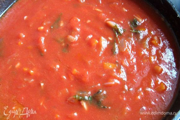 После этого добавить пассированные томаты (можно заменить томатами в собственном соку, только измельчить содержимое банки) и готовить 5 мин.