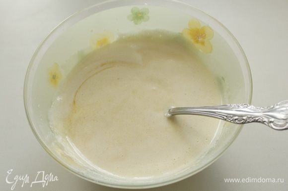 Крем: Положите масло на сковороду и топите его, пока оно не станет коричневым и с характерным ореховым ароматом. Дайте остыть. Взбейте яйцо с сахаром, добавьте молоко, сливки, миндальную муку и коричневое масло. Хорошо перемешайте.