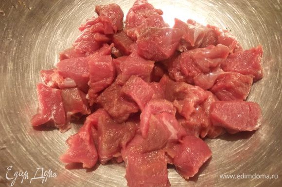 Мясо порезать мелким кубиком.